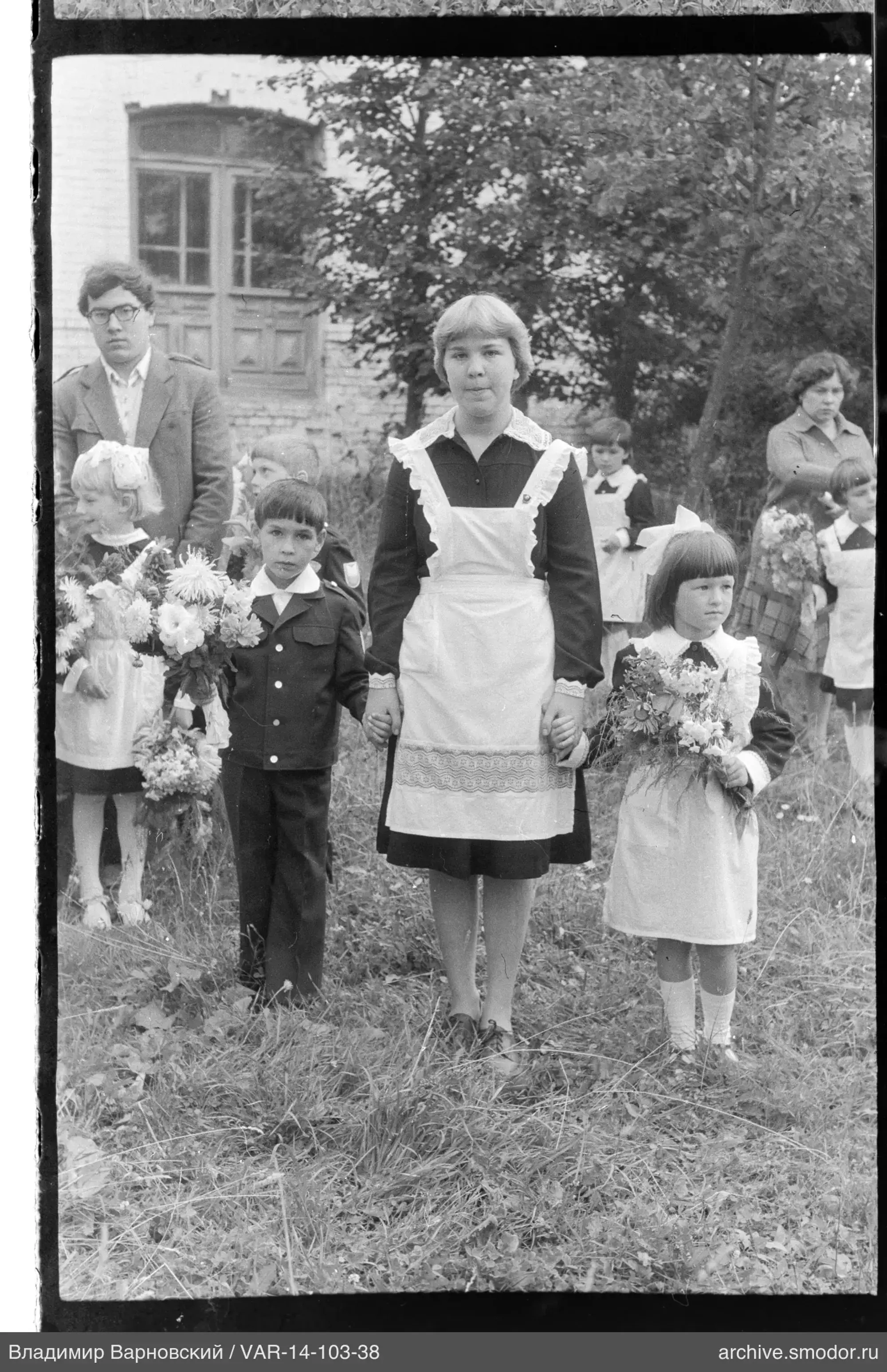 Gruppenporträt von Kindern und Erwachsenen