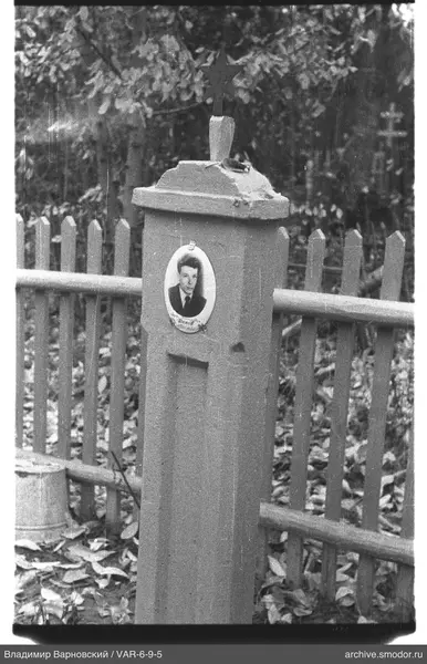 Памятник с фотографией и звездой