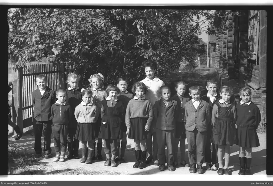 Gruppenporträt von Kindern und Frau