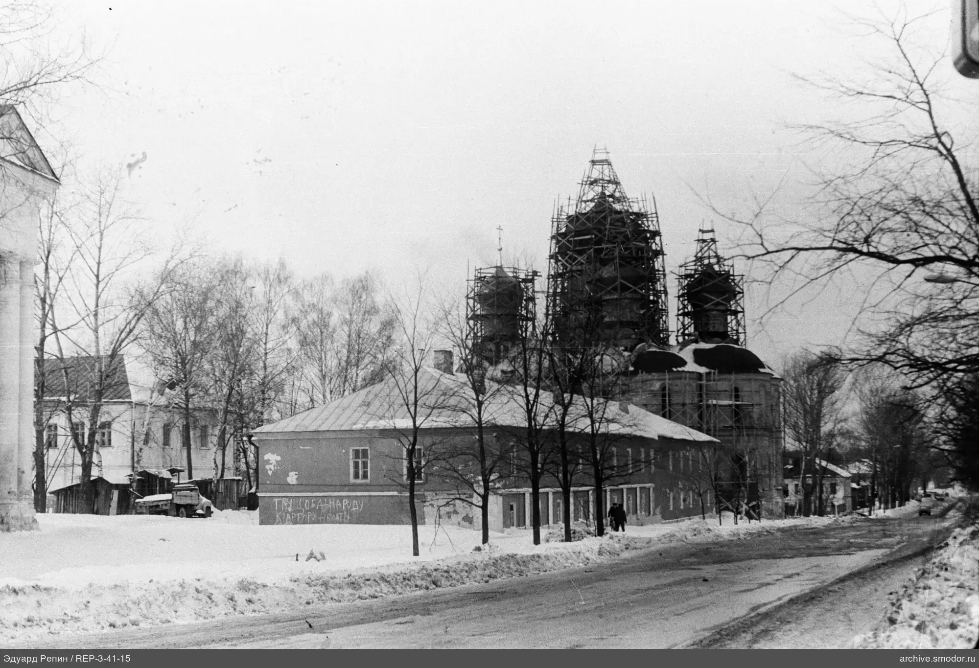 Übersichtsaufnahme mit Kirche und Gebäude