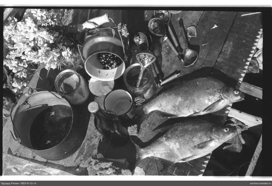 Gegenstände auf einer Holzoberfläche