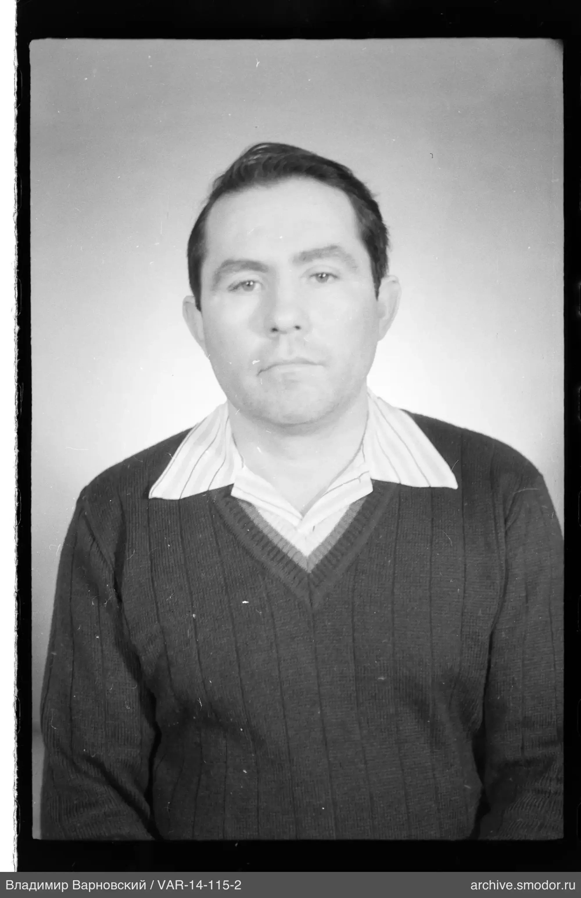Porträt eines Mannes in Pullover und Hemd