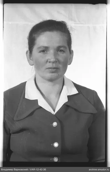Porträt einer Frau in dunkler Jacke