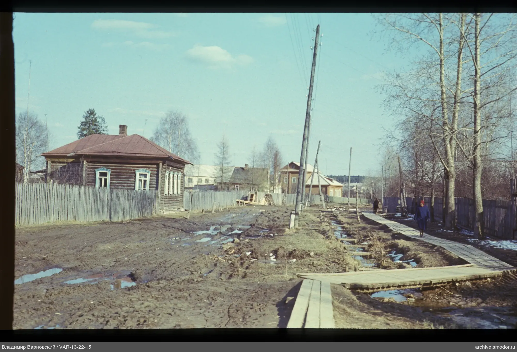 Деревянный дом и женщины на тротуаре