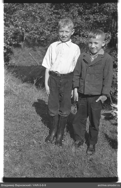 Zwei Jungen auf dem Gras