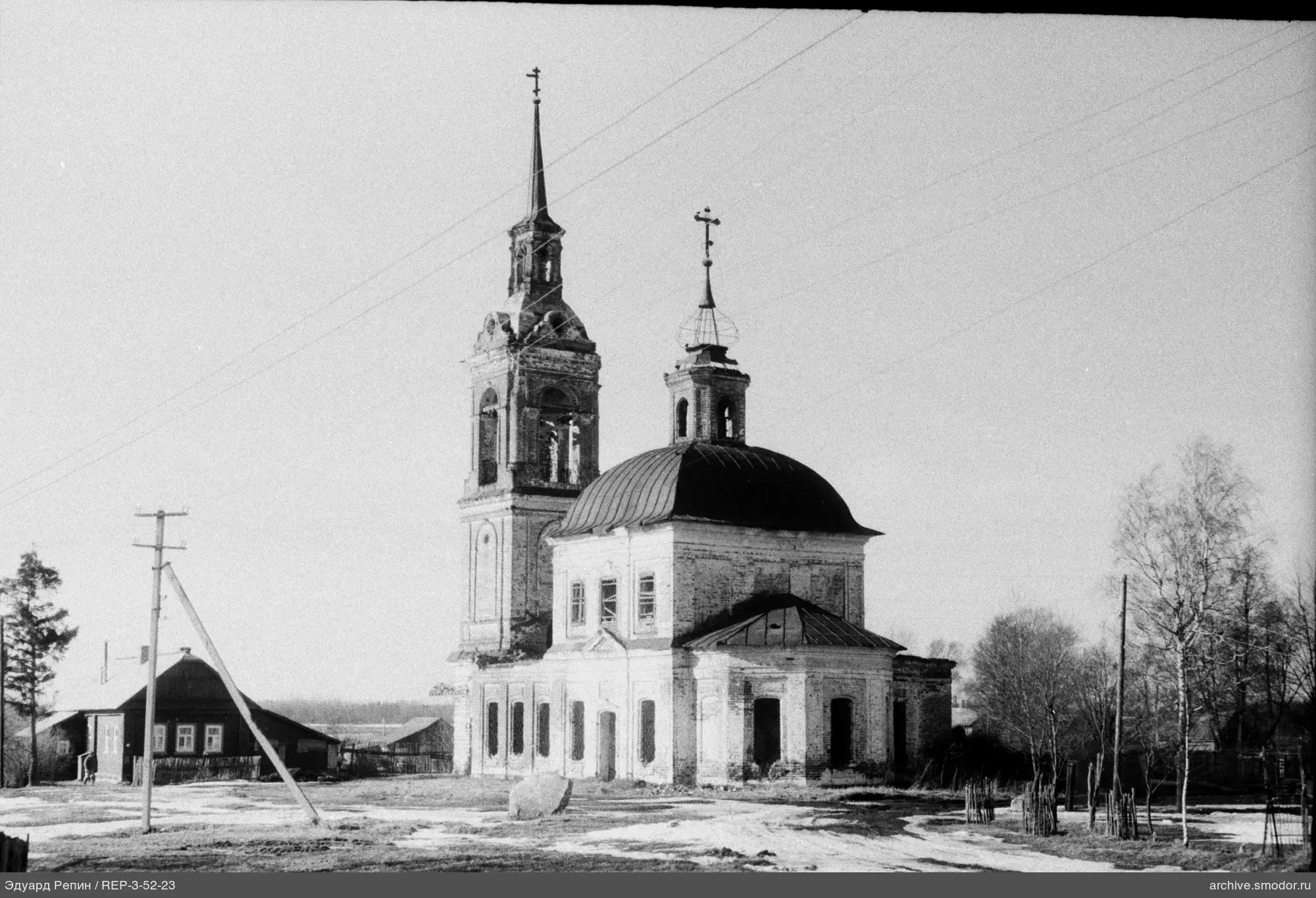 Steinerne Kirche mit zwei Türmen