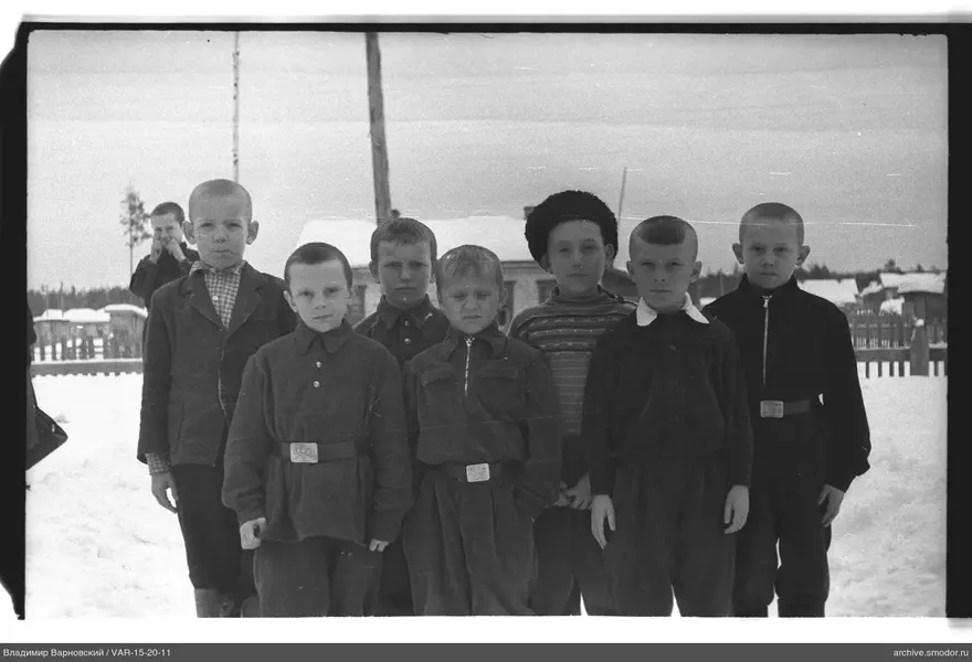 Gruppe von Jungen im Schnee