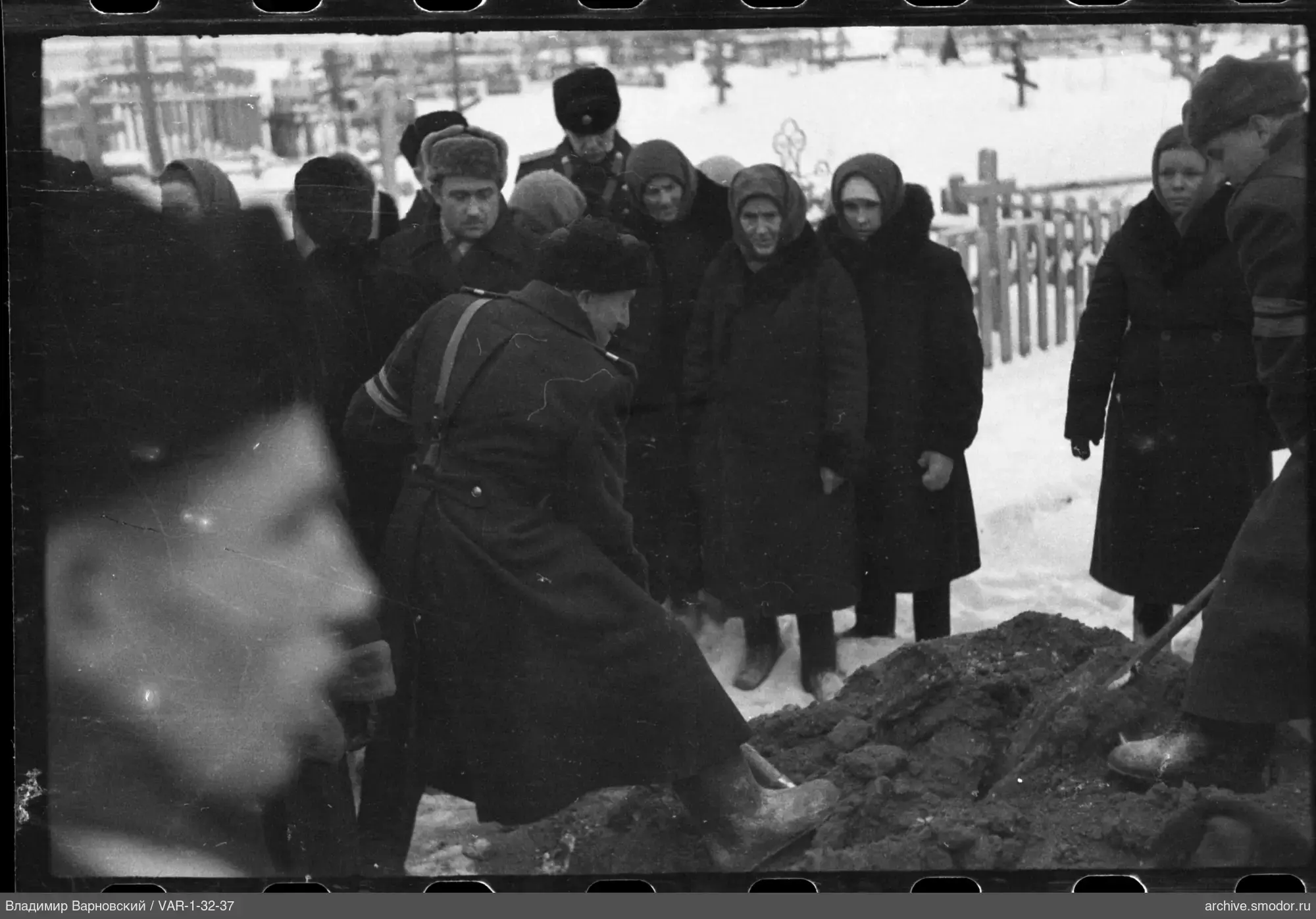 Люди у могилы в снегу