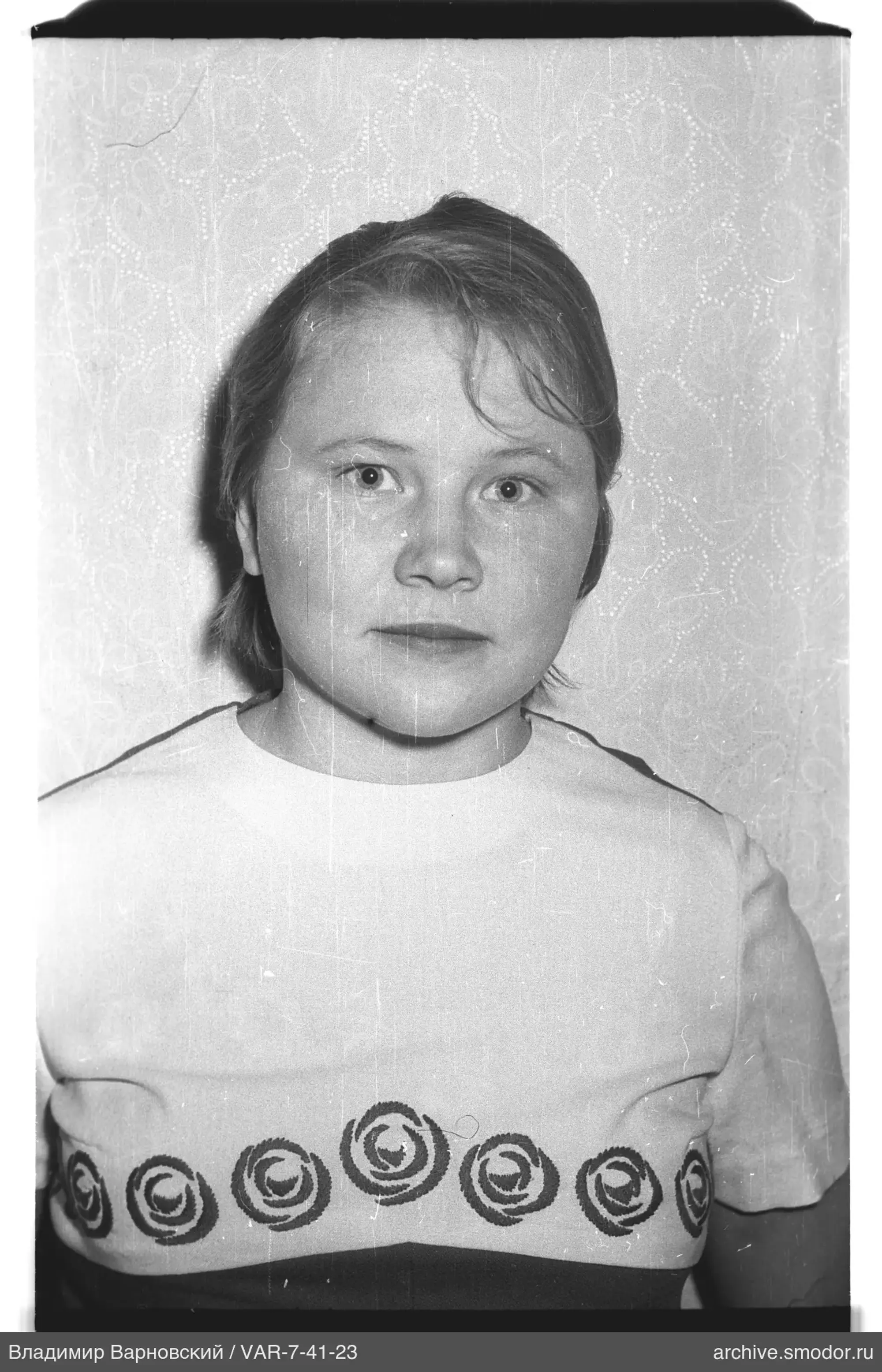 Porträt einer Frau in hellem T-Shirt