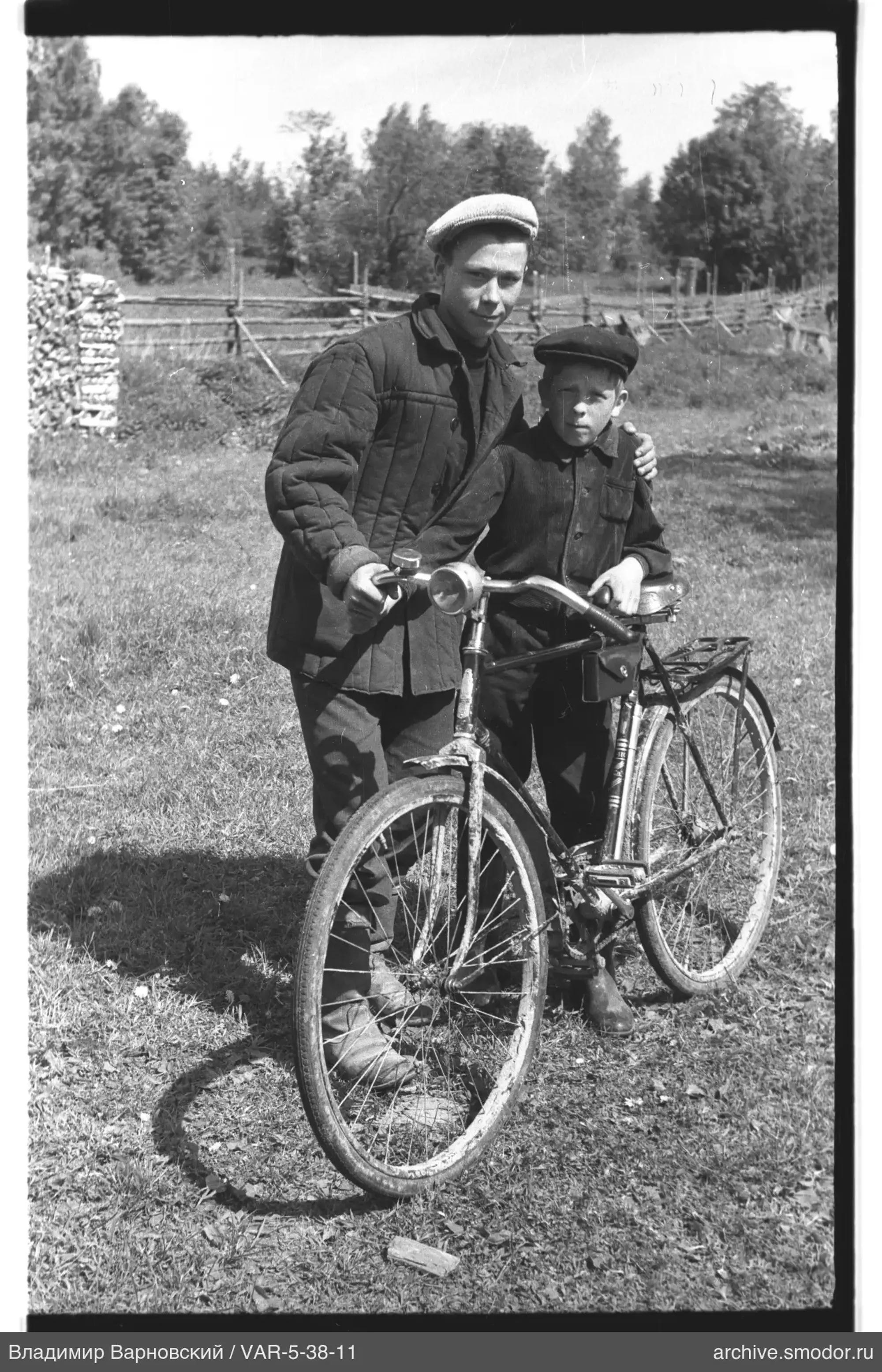 Zwei Jungen mit Fahrrad in der Natur