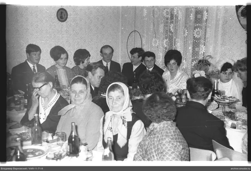 Gruppenporträt am Tisch