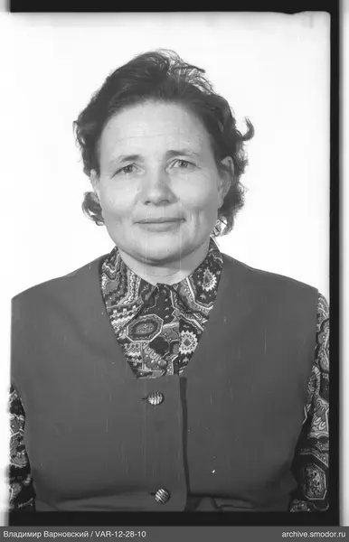 Porträt einer Frau in Hemd und Weste