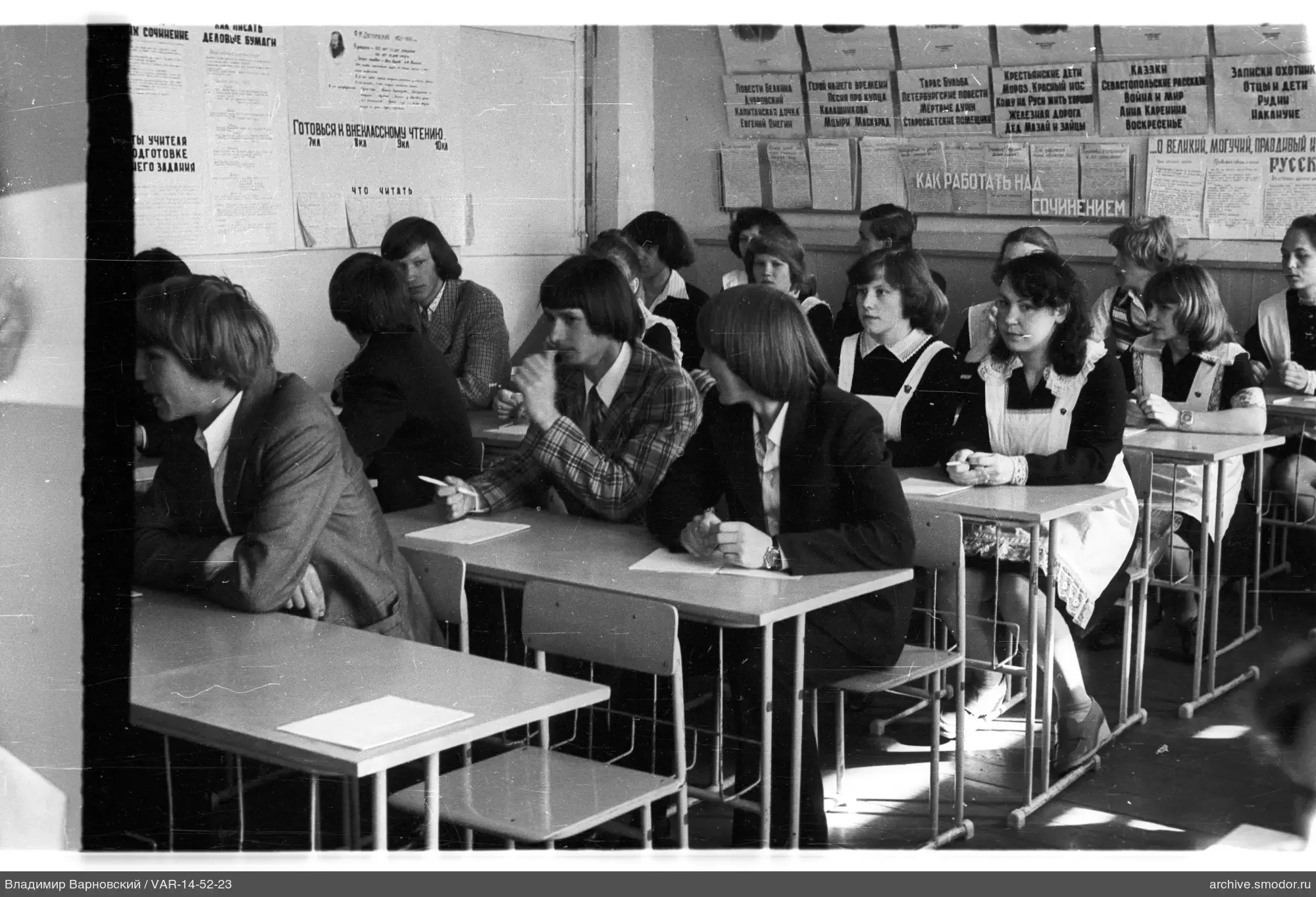 Schüler im Klassenzimmer mit Postern und Lernmaterialien