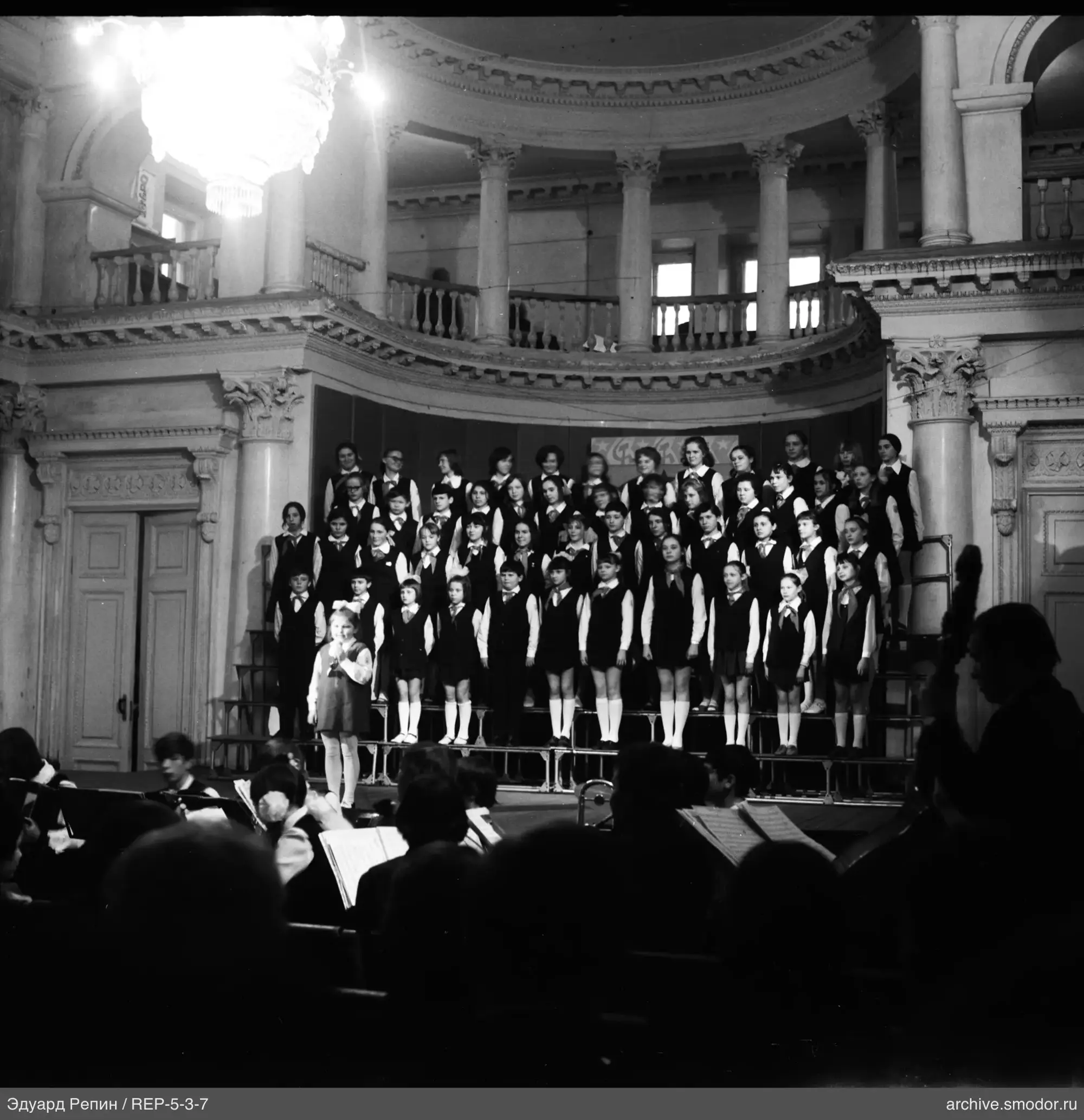 Kinderchor und Musiker auf der Bühne