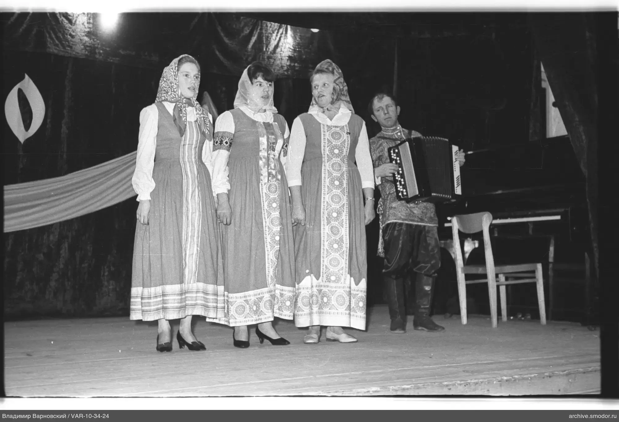 Gruppenaufnahme mit Frauen und Musiker
