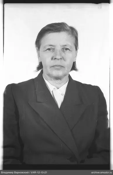 Porträt einer Frau in dunklem Jacke