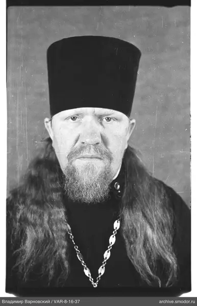 Mann mit schwarzer Mütze und Kette