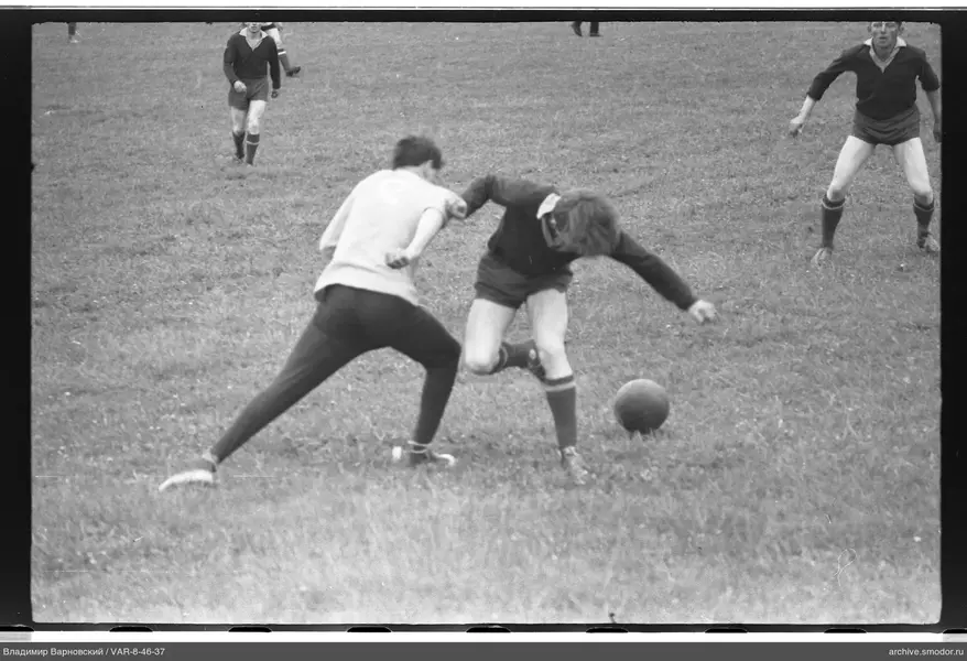 Zwei Männer kämpfen um den Ball auf dem Feld