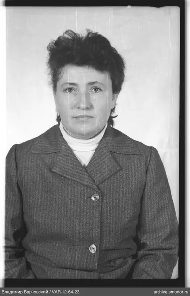 Porträt einer Frau in dunkler Jacke