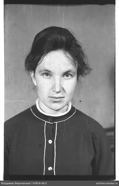 Porträt einer Frau in dunkler Jacke