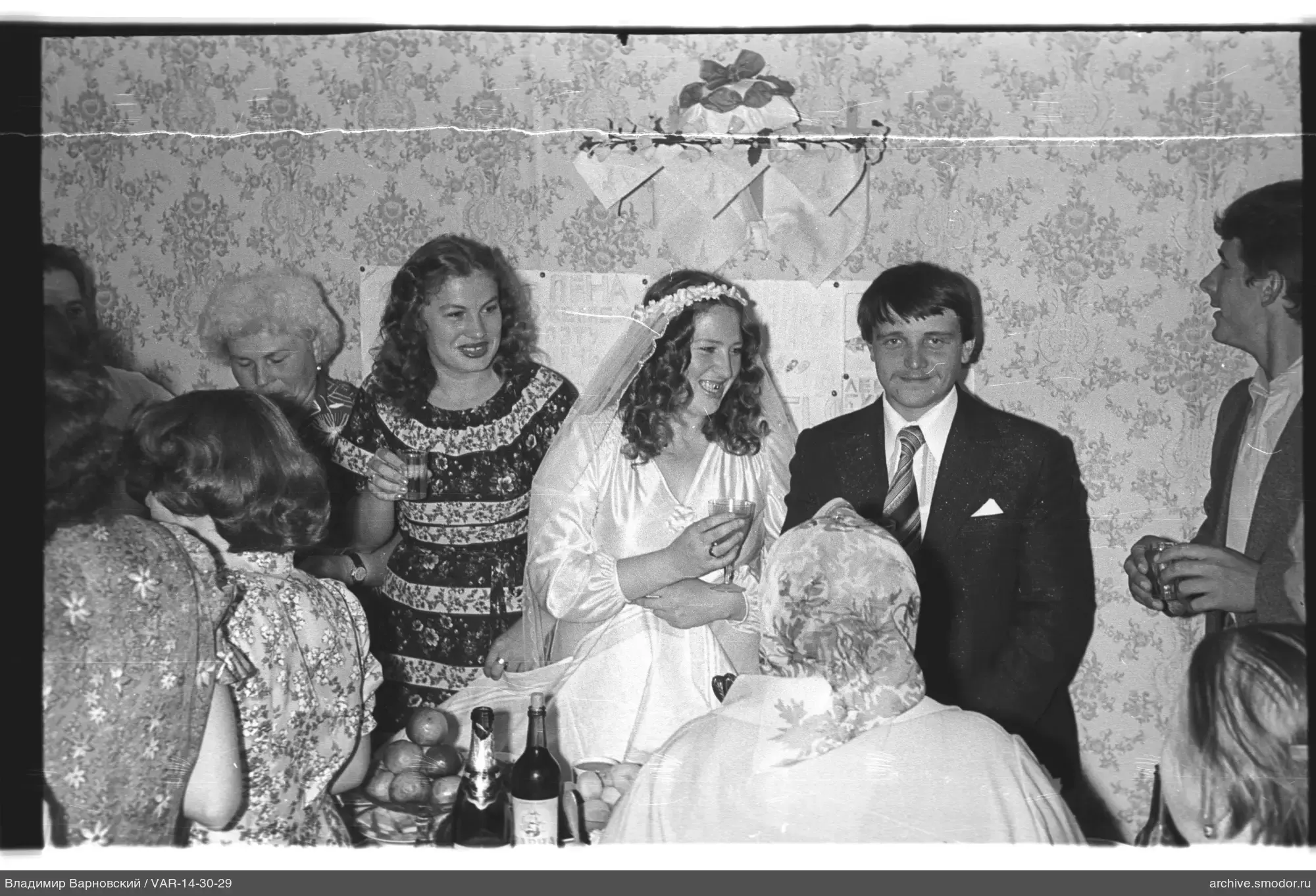 Gruppenporträt mit Frau im Hochzeitskleid