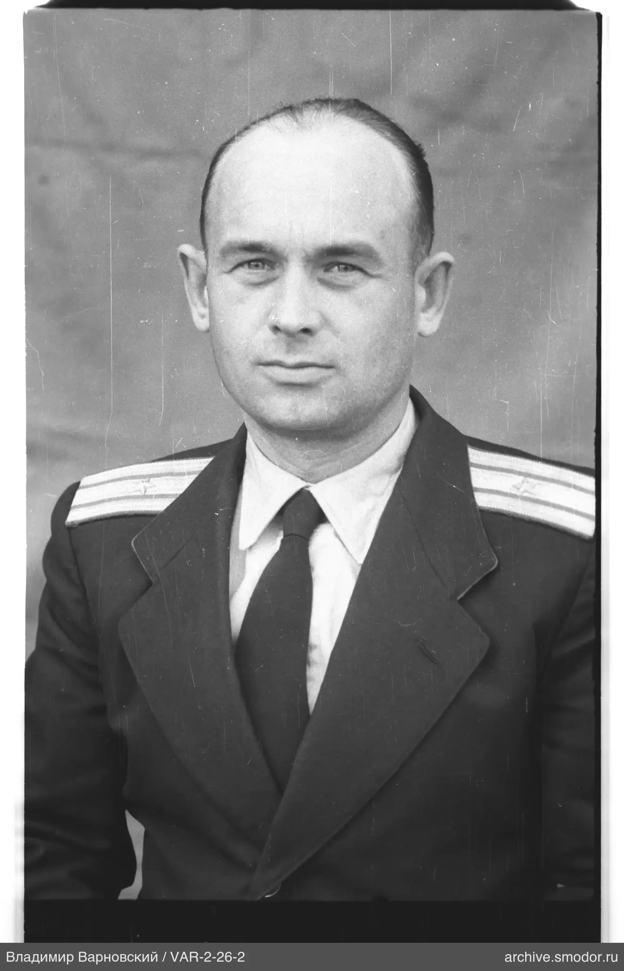 Портрет мужчины в пиджаке с погонами