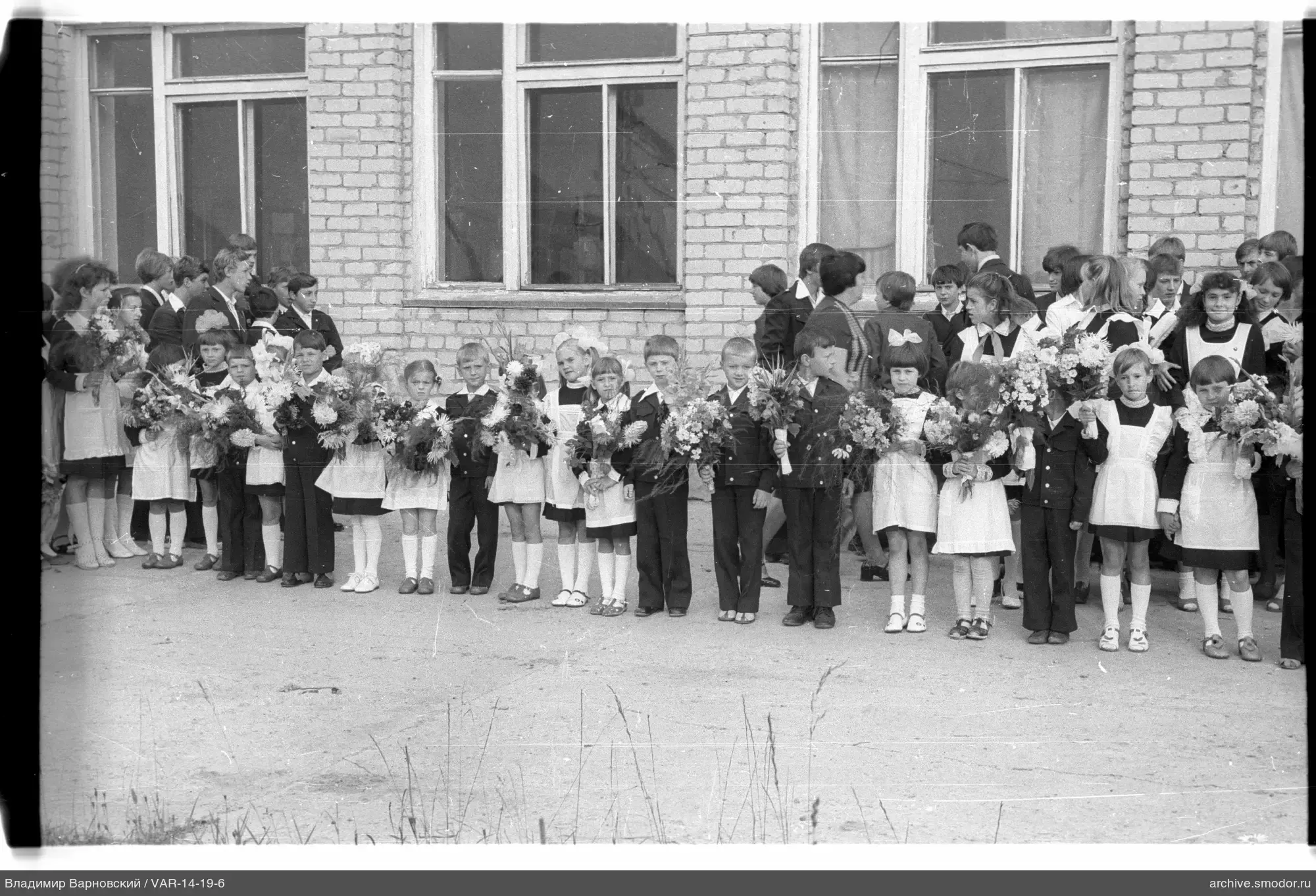 Gruppenporträt von Kindern und Erwachsenen