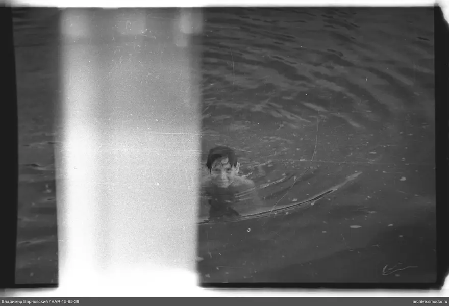 Person im Wasser bis zur Taille