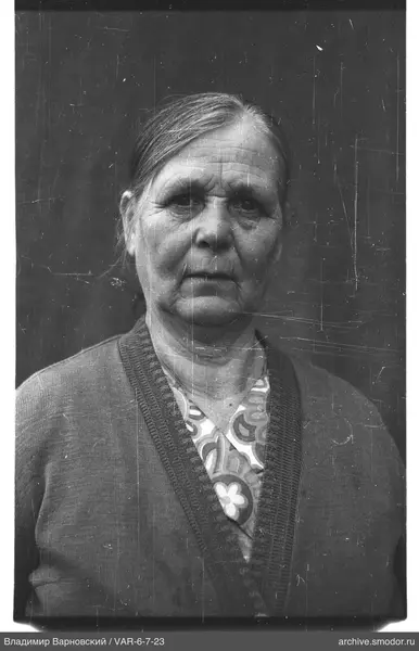 Porträt einer Frau in dunklem Cardigan