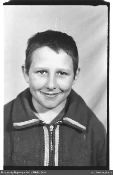 Porträt eines Jungen in dunklem Pullover