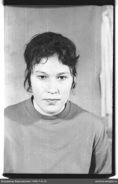 Porträt einer Frau in hellem Pullover