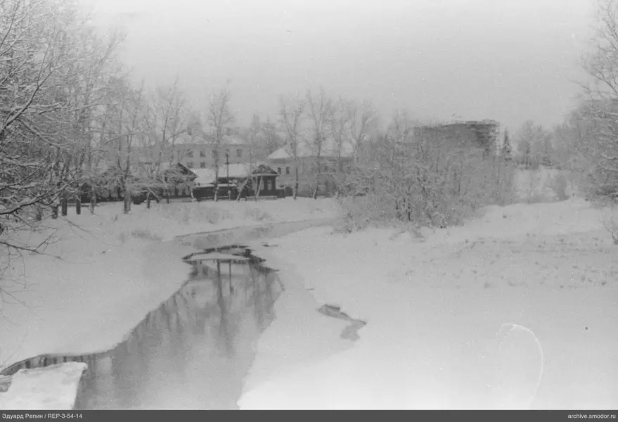Gewundener Fluss in verschneiter Landschaft