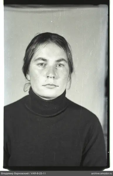 Porträt einer Frau in dunklem Pullover