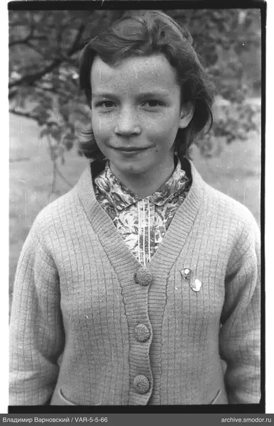 Porträt eines Mädchens in Strickjacke und Hemd