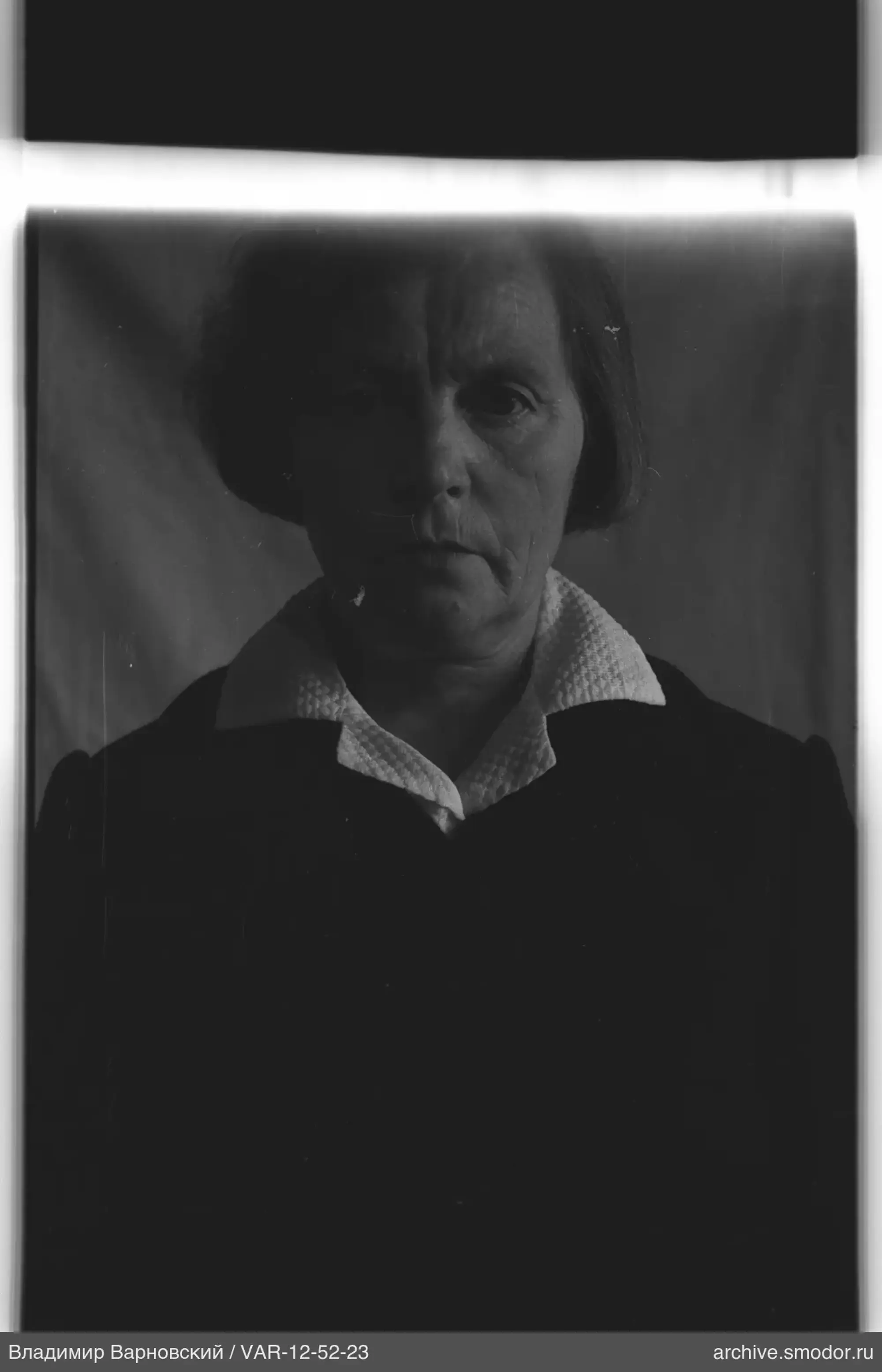 Porträt einer Frau in dunklem Kleid