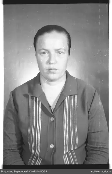 Портрет женщины в тёмном кардигане
