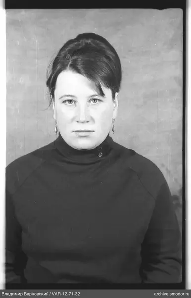 Porträt einer Frau in dunklem Pullover