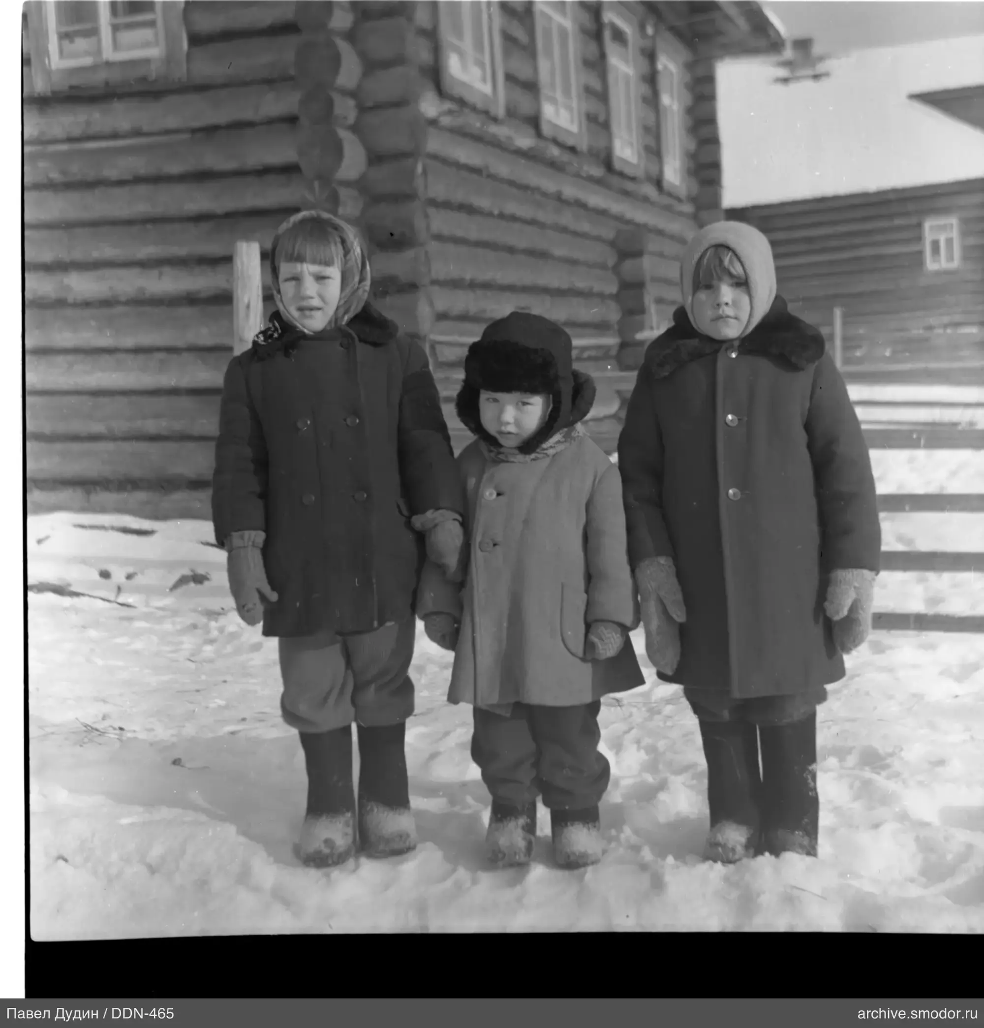 Gruppenporträt von Kindern im Schnee