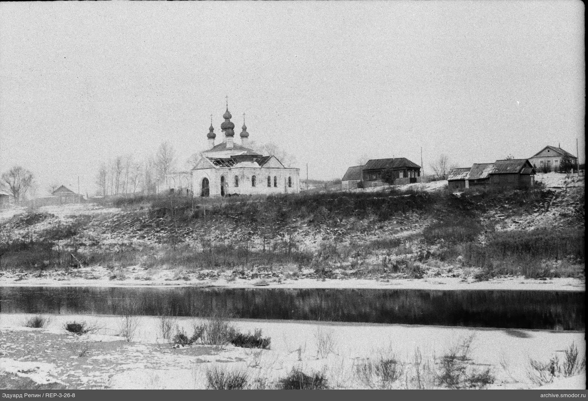 Церковь с пятью куполами и замерзшая река