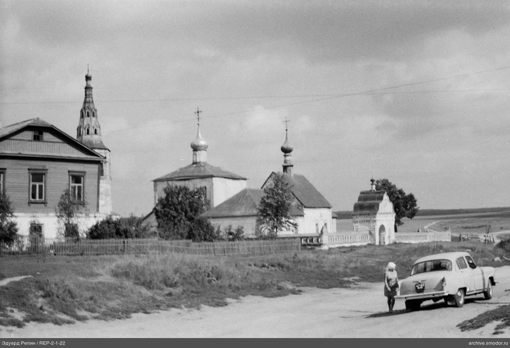 Дорога с женщиной и церковями