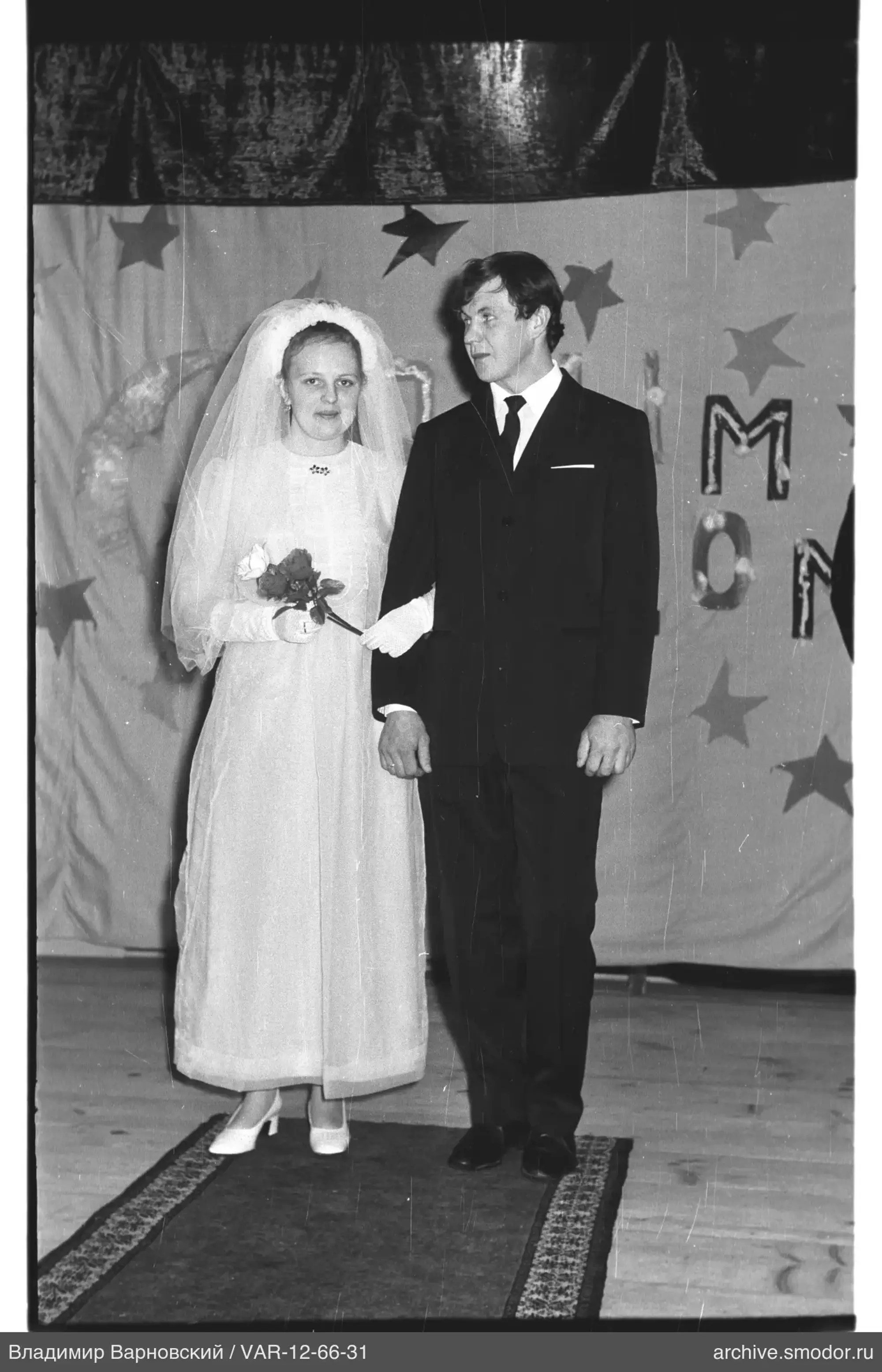 Frau mit Blumenstrauß und Mann im Anzug