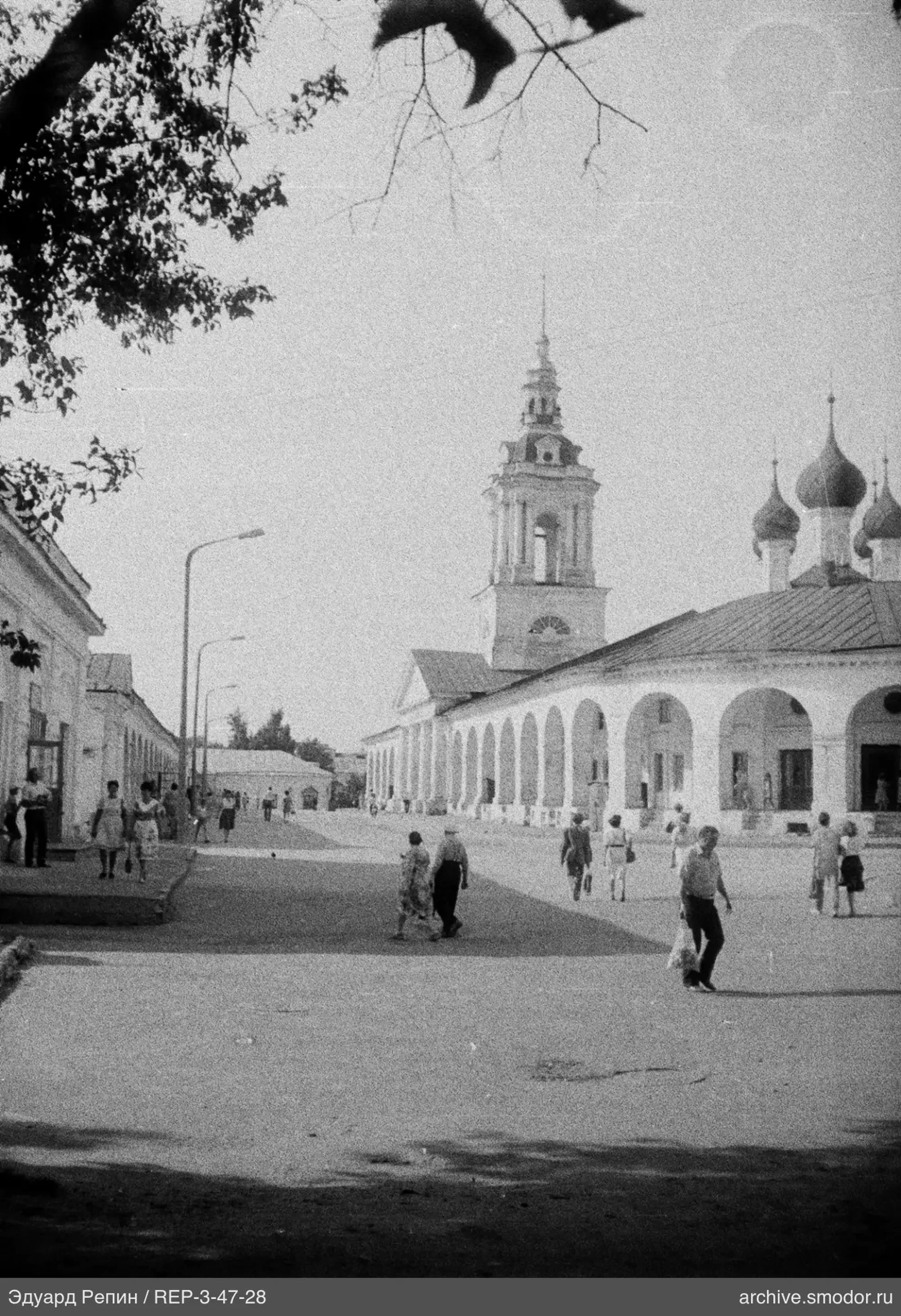 Улица с пешеходами и архитектурой