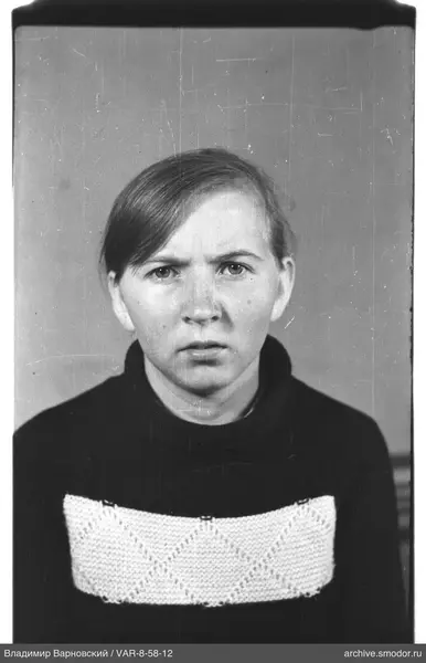 Porträt einer Frau in dunklem Pullover