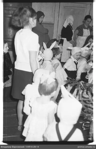 Kinder in Hasenohren-Kostümen auf Gruppenbild