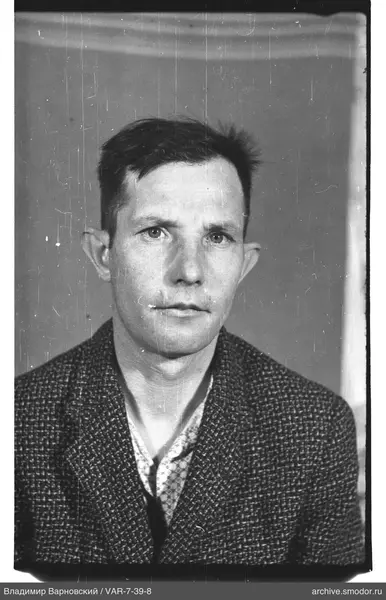 Porträt eines Mannes in Jacke und Hemd