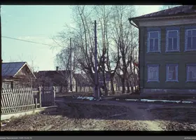 Holzgebäude und Zaun auf der Straße