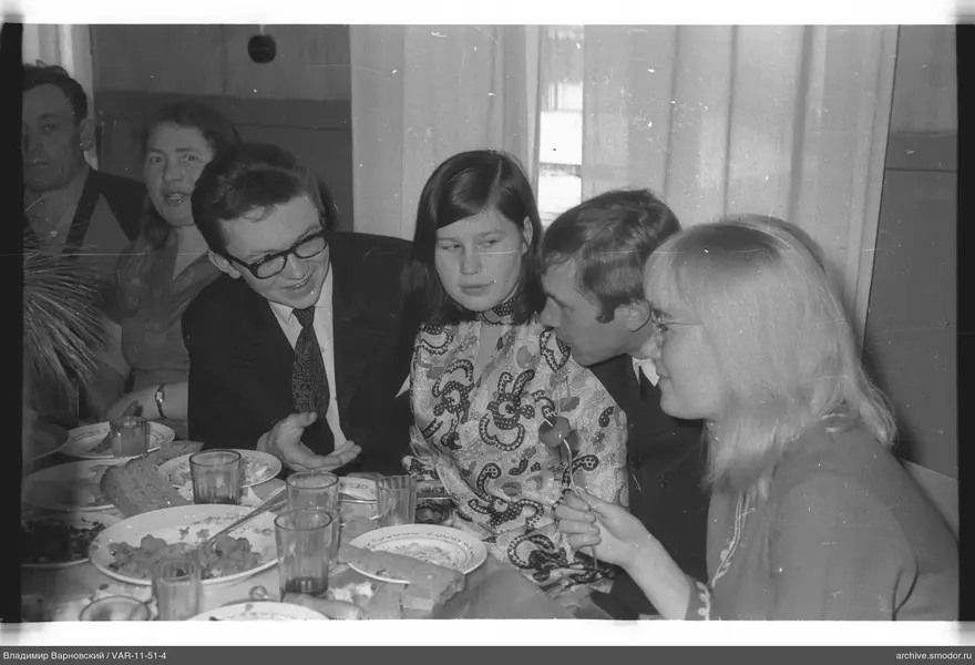 Gruppe am Tisch