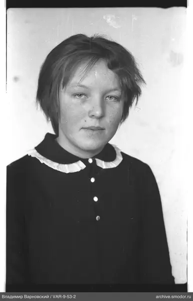 Porträt einer Frau in dunklem Kleid