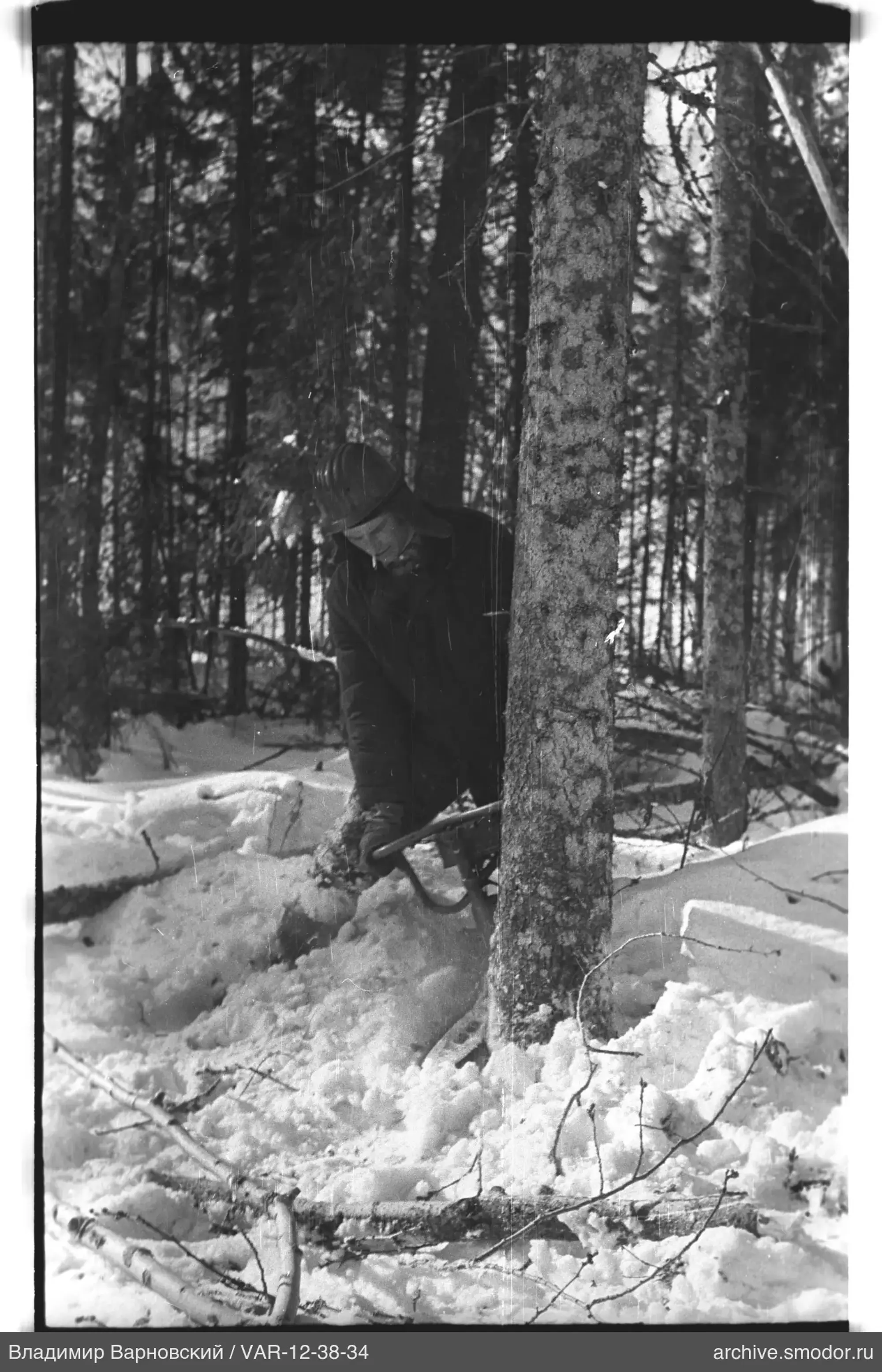 Mann mit Säge im Wald