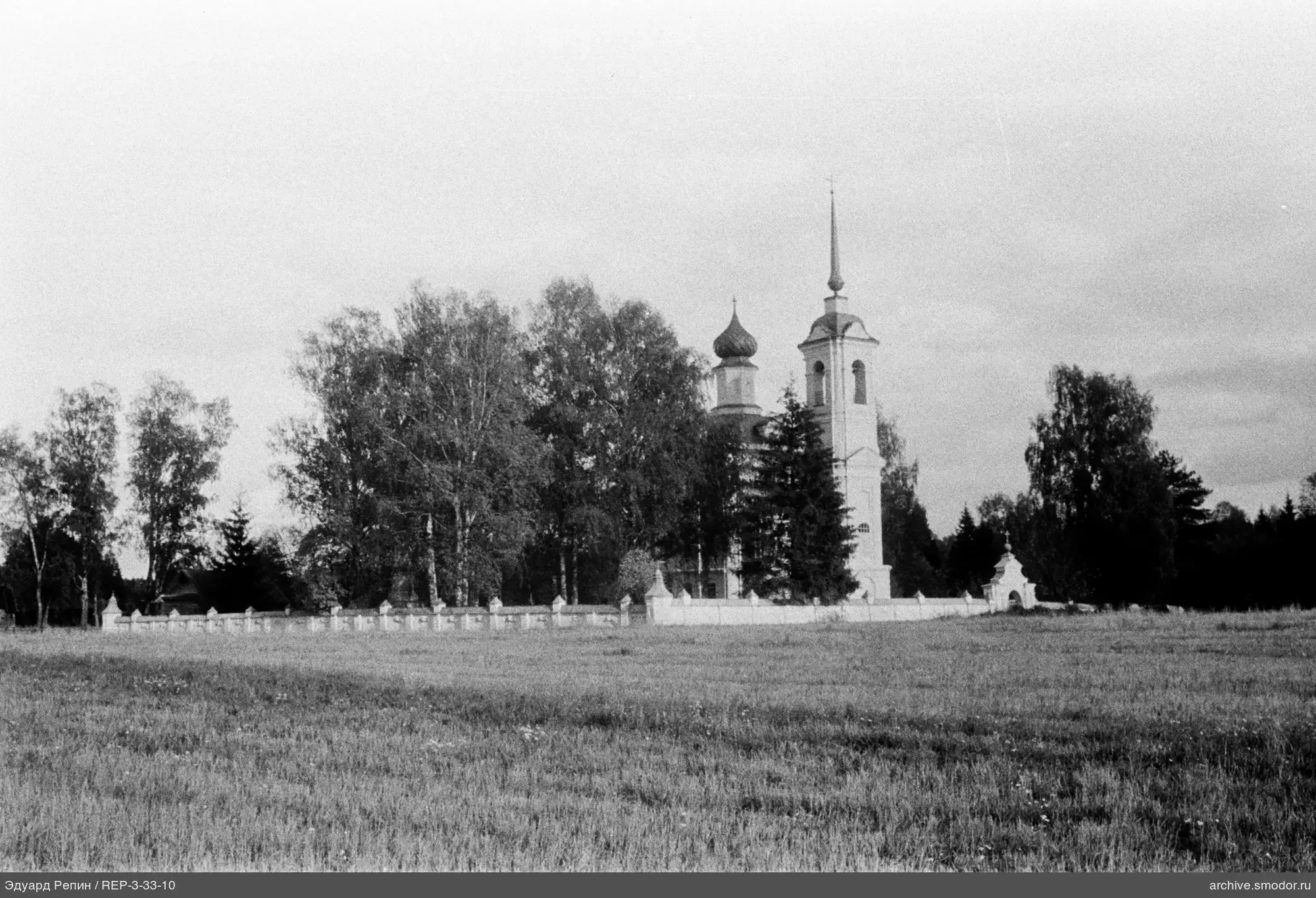 Kirche mit zwei Türmen und einem Feld